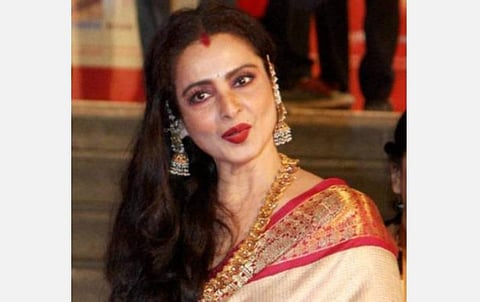 காவலருக்கு கரோனா தொற்று - நடிகை ரேகாவின் பங்களாவுக்கு சீல்