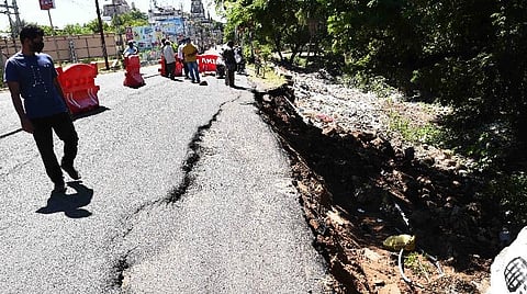 சேதமடைந்த ரயில்வே மேம்பாலம்.