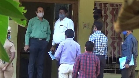 விசாரணை நடத்தும் சிபிஐ அதிகாரிகள்.