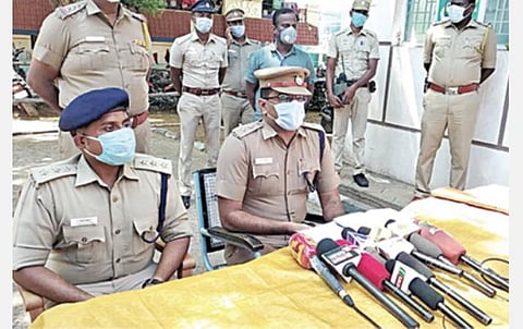 நிலத் தகராறில் துப்பாக்கியால் சுட்டதில் ஒருவர் காயம்; திருப்போரூர் தொகுதி திமுக எம்எல்ஏ கைது: கொலை முயற்சி உள்ளிட்ட 6 பிரிவுகளில் வழக்கு பதிவு- 2 துப்பாக்கிகள், தோட்டாக்கள் பறிமுதல்