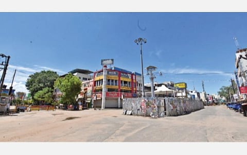 மதுரையில் முழு ஊரடங்கையொட்டி வெறிச்சோடிக் காணப்பட்ட கீழ மாசி வீதி, தெற்கு மாசி வீதி சந்திப்பு. படம்: எஸ்.கிருஷ்ணமூர்த்தி