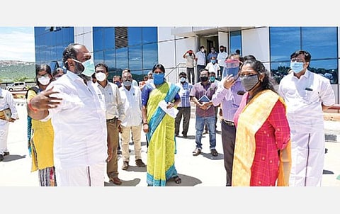 மதுரை வடபழஞ்சியில் அமைய உள்ள கோவிட் கேர் மையத்தை ஆய்வு செய்த அமைச்சர் ஆர்.பி.உதயகுமார். உடன் ஆட்சியர் டி.ஜி.வினய், மாநகராட்சி ஆணையர் விசாகன் உள்ளிட்டோர். படம்:எஸ்.கிருஷ்ணமூர்த்தி