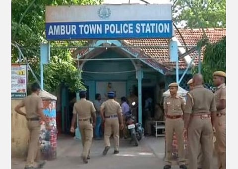 ஆம்பூரில் வாகனத்தைப் பறிமுதல் செய்ததால் இளைஞர் தீக்குளித்த விவகாரம்: டிஎஸ்பி பிரவீன் குமார் விசாரணை அதிகாரியாக நியமனம்