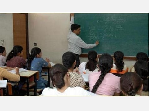 கரோனா தடுப்புப் பணியில் ஆசிரியர்களை ஈடுபடுத்தத் தடைகோரும் மனு: உயர் நீதிமன்றம் தள்ளுபடி