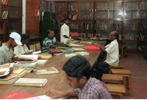 டாஸ்மாக்கைத் திறந்துவிட்டு நூலகங்களைப் பூட்டி வைக்கலாமா?- அரசுக்குப் புத்தக வாசிப்பாளர் கேள்வி