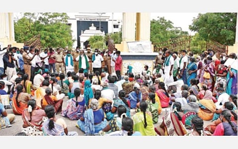 திருச்சி மாவட்ட ஆட்சியர் அலுவலக வளாகத்தின் பிரதான நுழைவு வாயில் முன் நேற்று காத்திருப்பு போராட்டத்தில் ஈடுபட்ட விவசாயிகள், பொதுமக்கள்.படம்: ஜி.ஞானவேல்முருகன்