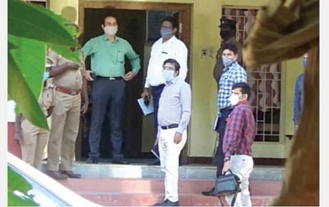 சாத்தான்குளம் தந்தை, மகன் உயிரிழந்த சம்பவம் போலீஸார் மீது கொலை வழக்கு பதிந்தது: சிபிஐ ஆய்வாளர் உட்பட 5 பேர் இன்று நீதிமன்றத்தில் ஆஜர்