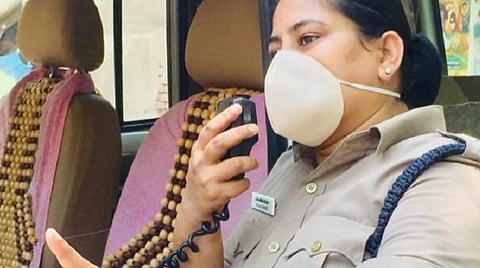 கரோனா காவலர்களுக்கு தன்னம்பிக்கை: காவல்துறை பெண் அதிகாரியின் சேவை