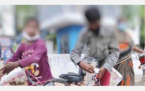 சுக்கு டீ விற்ற மாணவியின் குடும்பத்துக்கு ஆட்சியர் உதவி