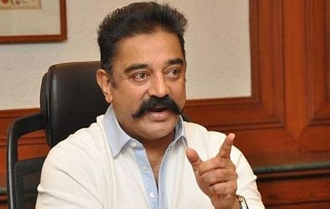 புத்தகம், கணினிக்குள் மாணவர்களை அமிழ்த்திக் கொண்டிருக்கிறோம்: கமல்