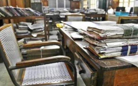 உள்ளாட்சித் தேர்தலுக்காக மாற்றப்பட்ட ஊரக வளர்ச்சித்துறை ஊழியர்கள்: ஊரடங்கால் தவிப்பு