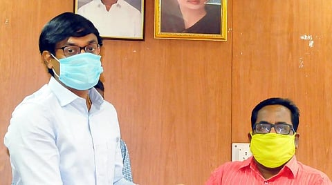 திருப்பூர் ஆட்சியர் க.விஜயகார்த்திகேயன், பிளஸ் 2 பொதுத்தேர்வு முடிவுகளை வெளியிட முதன்மைக் கல்வி அலுவலர் ரமேஷ் பெற்றுக்கொண்டார்.