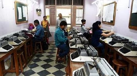 டாஸ்மாக் கடையைத் திறக்கும் போது தட்டச்சுப் பள்ளியை திறக்க அனுமதி மறுப்பது ஏன்?- தமிழக அரசுக்கு உயர் நீதிமன்றம் கேள்வி