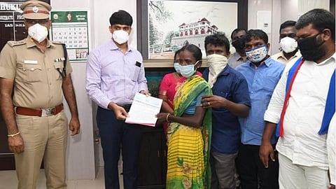 சிறுமியின் தாய் உச்சிமாகாளியிடம் ரூ.4,12,500-க்கான காசோலை மற்றும் வீட்டுமனை பட்டாவுக்கான ஆணையை மாவட்ட ஆட்சியர் சந்தீப் நந்தூரி வழங்கினார்.