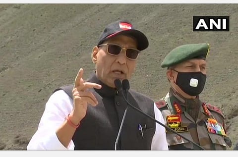 மத்திய பாதுகாப்புத்துறை அமைச்சர் ராஜ்நாத் சிங் வீரர்களிடம் பேசிய காட்சி : படம் ஏஎன்ஐ