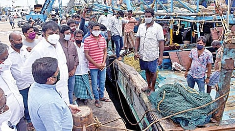 சென்னை காசிமேடு மீன்பிடி துறைமுகத்தில் இருந்து கடலுக்குச் சென்ற மீனவர்கள் திரும்பிவர உள்ள நிலையில், தினமும் காலையில் நடைபெறும் மீன் வியாபாரத்தை மாலையில் நடத்த மீனவர் சங்கத்தினர் கோரிக்கை வைத்துள்ளனர். இதுகுறித்து, மீன்வளத் துறை இயக்குநர் சமீரன், சென்னை மாநகராட்சி ஆணையர் பிரகாஷ், அதிமுகவைச் சேர்ந்த ஆர்.எஸ்.ராஜேஷ் ஆகியோர் மீன்பிடி துறைமுகத்தில் நேற்று ஆய்வு செய்தனர்.படம்: ம.பிரபு