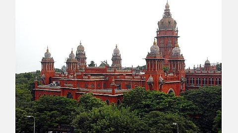 கோயிலில் பணியாற்றும் அனைத்து ஊழியர்களுக்கும் உதவித்தொகை வழங்கக் கோரி வழக்கு: அரசுக்கு உயர் நீதிமன்றம் உத்தரவு