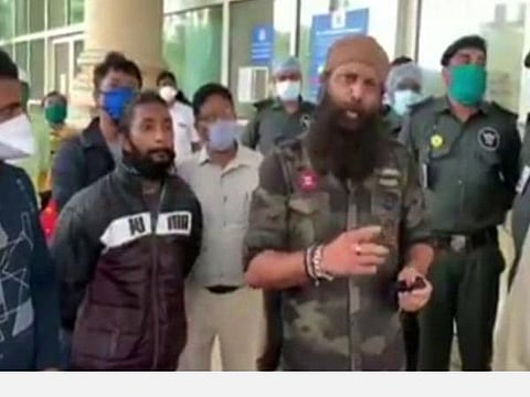 ஹிராநந்தனி மருத்துவமனையில் சிவசேனா கட்சித் தலைவர் . |ஏஎன்ஐ