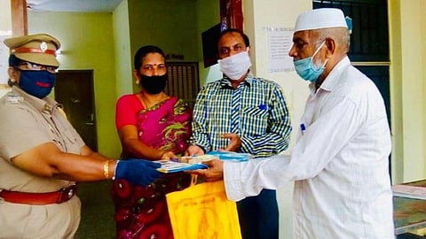 மதுரையில் முதியவர் தவறவிட்ட ஆவணங்கள் மற்றும் ரூ 20 ஆயிரம் பணத்தை தலைமை ஆசிரியர் எடுத்து காவல்நிலையத்தில் ஒப்படைத்தார். அதனை உரியவரிடம் ஒப்படைத்த இன்ஸ்பெக்டர் கீதாரமணி.