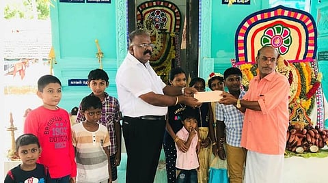 கரோனாவால் கலை நிகழ்ச்சிகள் ரத்தானாலும் கலைஞர்களுக்குப் பணமுடிப்பு வழங்கிய கோயில் நிர்வாகிகள்!