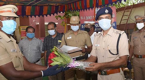 கரோனா சிகிச்சைக்குப் பின்னர் பணிக்குத் திரும்பியவர்களை காவல் கண்காணிப்பாளர் பொ.பகலவன் பூங்கொத்து கொடுத்து வரவேற்கிறார்.