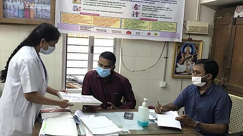 புதுச்சேரி ஆரம்ப சுகாதார நிலையத்தில் இன்று ஆய்வு பணிகளை மேற்கொண்ட சுகாதாரத்துறை துணை இயக்குநர் ரகுநாதன்.