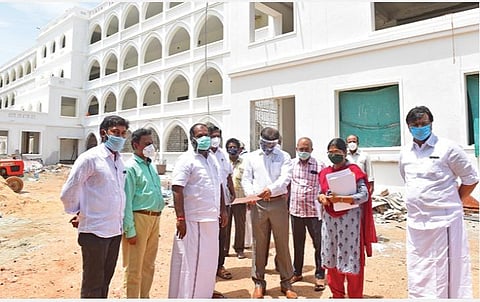 மதுரை மாவட்ட ஆட்சியர் அலுவலக வளாகத்தில் புதிய கட்டிடங்கள் கட்டப்படுவதை ஆய்வு செய்த அமைச்சர் ஆர்.பி.உதயகுமார். படம்:எஸ்.கிருஷ்ணமூர்த்தி