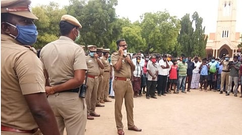 182 அடி உயர ஆலய கோபுரத்தில் ஏறி தேவாலய ஊழியர் குடும்பத்தோடு தற்கொலை மிரட்டல்: தூத்துக்குடி மாவட்டம் நாசரேத்தில் பரபரப்பு