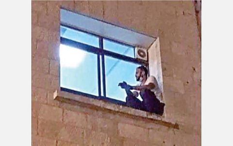 மருத்துவமனையின் ஜன்னல் வழியே தாயின் இறுதி நேரத்தை பார்த்துகண்கலங்கிய பாசமிகு மகன்