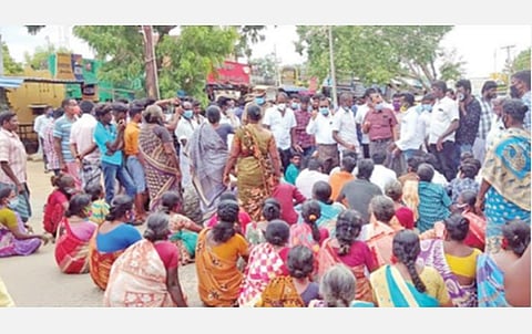 செய்துங்கநல்லூர் காவல் நிலையம் முன் சாலை மறியலில் ஈடுபட்ட சங்கரம்மாளின் உறவினர்கள்.