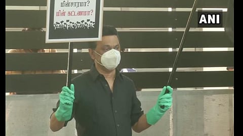 கறுப்புக் கொடி ஏந்தி ஆர்ப்பாட்டத்தில் ஈடுபட்ட ஸ்டாலின்