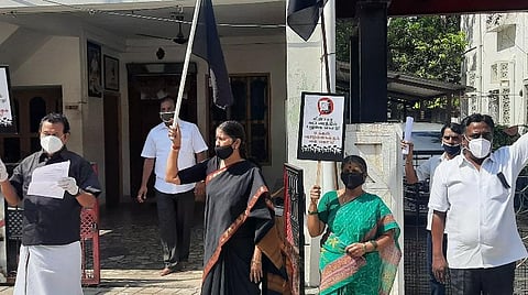 பொன்முடி தலைமையில் திமுகவினர் கண்டன ஆர்ப்பாட்டத்தில் ஈடுபட்டனர்.