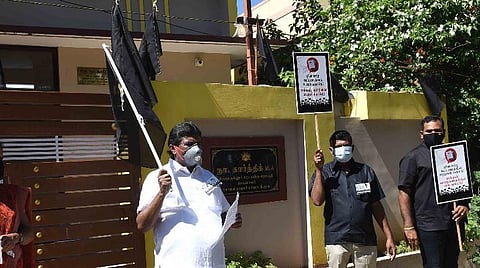 திமுக மாநகர் கிழக்கு மாவட்டப் பொறுப்பாளர் நா.கார்த்திக் எம்எல்ஏ மற்றும் திமுகவினர்.