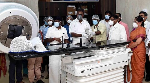 அதிநவீன கதிரியக்க சிகிச்சை இயந்திரத்தைப் பார்வையிட்ட அமைச்சர்கள் சி.விஜயபாஸ்கர், எஸ்.பி.வேலுமணி உள்ளிட்டோர். படம்: ஜெ.மனோகரன்.