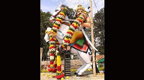 கொல்லிமலை செம்மேட்டில் அமைந்துள்ள வல்வில் ஓரியின் உருவச் சிலை.