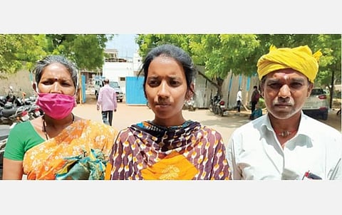 பெற்றோருடன் மாணவி தேவயானி.