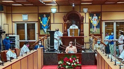 புதுச்சேரி சட்டப்பேரவையில் உரையாற்றும் துணைநிலை ஆளுநர் கிரண்பேடி.