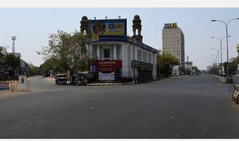 சென்னையில் 24 மணி நேர தளர்வில்லா ஊரடங்கு; அவசியமின்றி வெளியில் வரவேண்டாம்: போக்குவரத்து காவல்துறை அறிவிப்பு