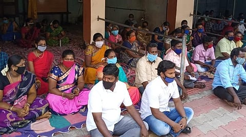 பொதுப்பணித்துறை ஊழியர்கள் குடும்பத்துடன் போராட்டம்.