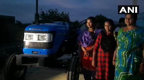 மாடுகள் வாங்க பணமில்லாததால் மகள்களை ஏர் பூட்டி உழுத விவசாயி; டிராக்டர் பரிசாக வழங்கிய நடிகர் சோனு சூட்