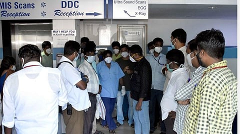 திருச்சியில் மாநகராட்சி அலுவலர்களால் சீல் வைக்கப்பட்ட தனியார் மருத்துவப் பரிசோதனை ஆய்வகம். | படங்கள்: ஜி.ஞானவேல்முருகன்.