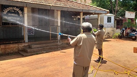 கோவில்பட்டி குற்றவியல் நீதித்துறை நடுவர் எண் 2-ல் நகராட்சி ஊழியர்கள் கிருமி நாசினி தெளித்தனர்.