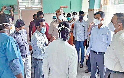 செங்கல்பட்டு மருத்துவமனையில் ஆய்வு மேற்கொண்ட ஆட்சியர் ஜான்லூயிஸ்.