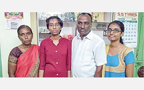 பெற்றோருடன் நாமக்கல் மாணவி என்.என். கனிகா.