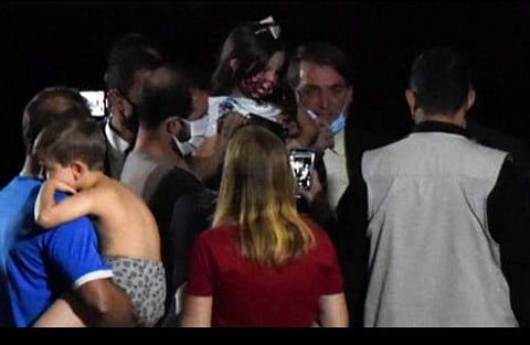 பொதுவெளியில் முகக் கவசத்தை கழட்டிய பிரேசில் அதிபர்