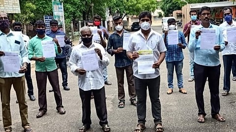 அரசின் நிவாரணத் தொகை வழங்கக்கோரி ஆட்சியர் அலுவலகத்துக்கு வந்த முடிதிருத்தும் தொழிலாளர்கள்