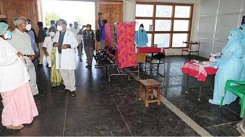 காரைக்குடி அரசு மருத்துவமனையில் இருந்து வெளியேறி தெருவில் தஞ்சமடைந்த கூலித்தொழிலாளி