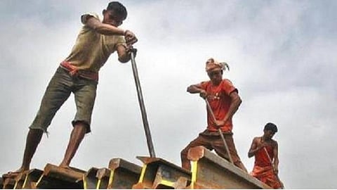 தமிழகத்தில் 6 லட்சம் கட்டிடத் தொழிலாளர்களுக்கு கரோனா நிவாரண நிதி வழங்கப்படவில்லை: உயர் நீதிமன்றத்தில் தகவல்