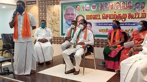 பாஜக மாவட்ட செயற்குழு கூட்டத்தில் பங்கேற்ற புதுச்சேரி மாநில தலைவர் வி.சாமிநாதன் உள்ளிட்டோர்