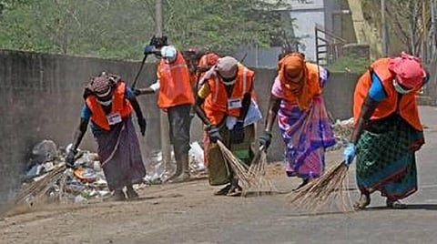 நெல்லை மாநகராட்சியில் ஒப்பந்த துப்புரவுப் பணியாளர்கள் பணிகளை புறக்கணித்து போராட்டம்
